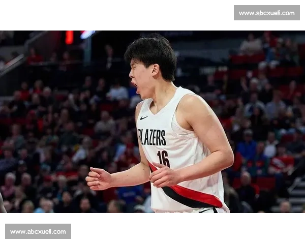 杨瀚森首秀引球迷热捧，签名战靴赠小将暖爆 NBA